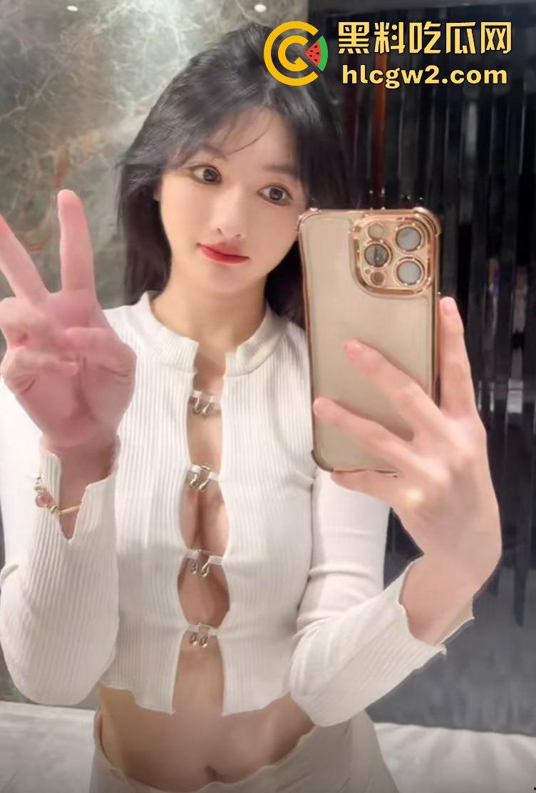 抖音30万粉丝骚鸡福利姬『人间真实小baby』直播露奶子 真空出门玩漏奶，36C露点疯狂撩大哥！  第9张