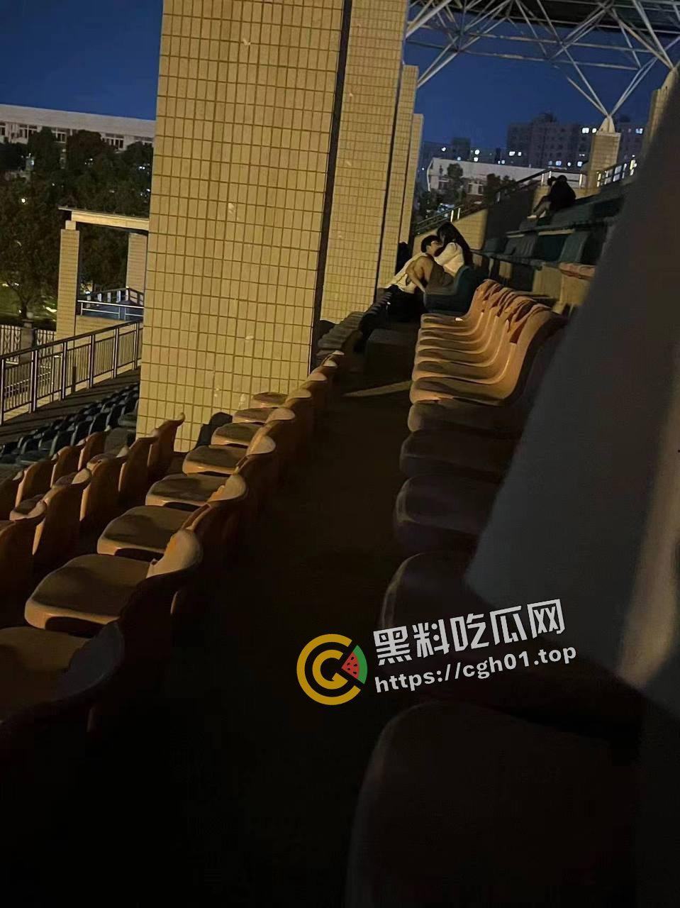 武汉东湖学院 小情侣操场缠绵 男生给女生疯狂舔逼  年轻人这么饥渴嘛 最佳视角现场直播 第5张