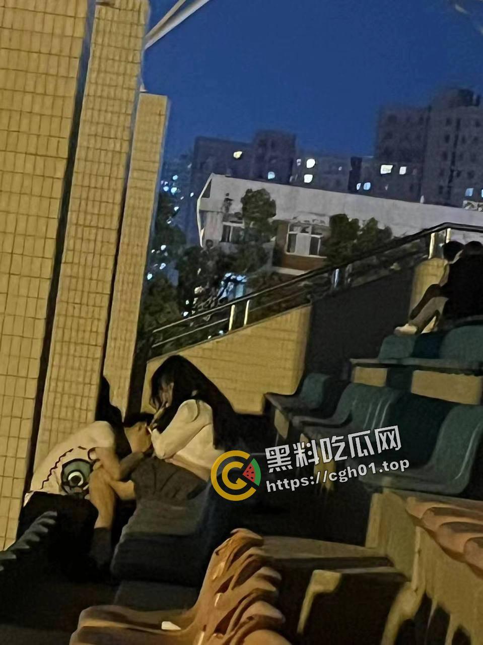 武汉东湖学院 小情侣操场缠绵 男生给女生疯狂舔逼  年轻人这么饥渴嘛 最佳视角现场直播 第7张