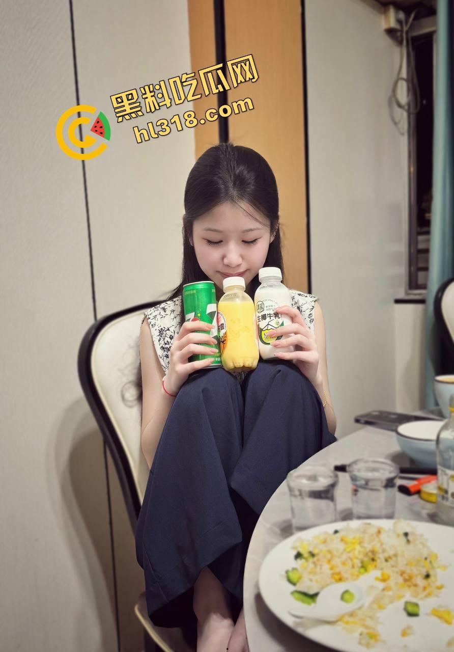 约炮美甲店少妇本想随便玩，结果喷成水龙头，直接喊兄弟组队3P，骚货嘴上说害羞下面一刻都不停！  第2张