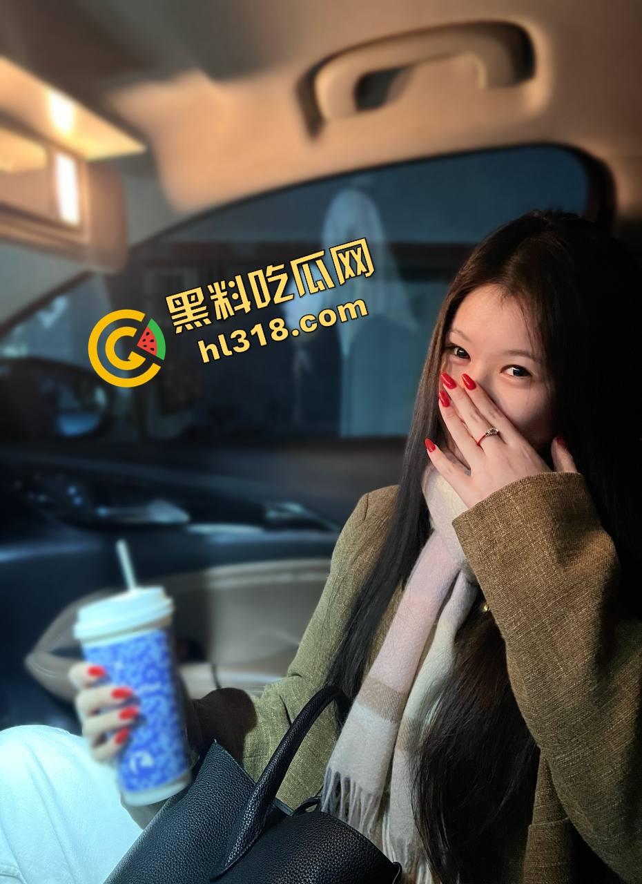 约炮美甲店少妇本想随便玩，结果喷成水龙头，直接喊兄弟组队3P，骚货嘴上说害羞下面一刻都不停！  第4张