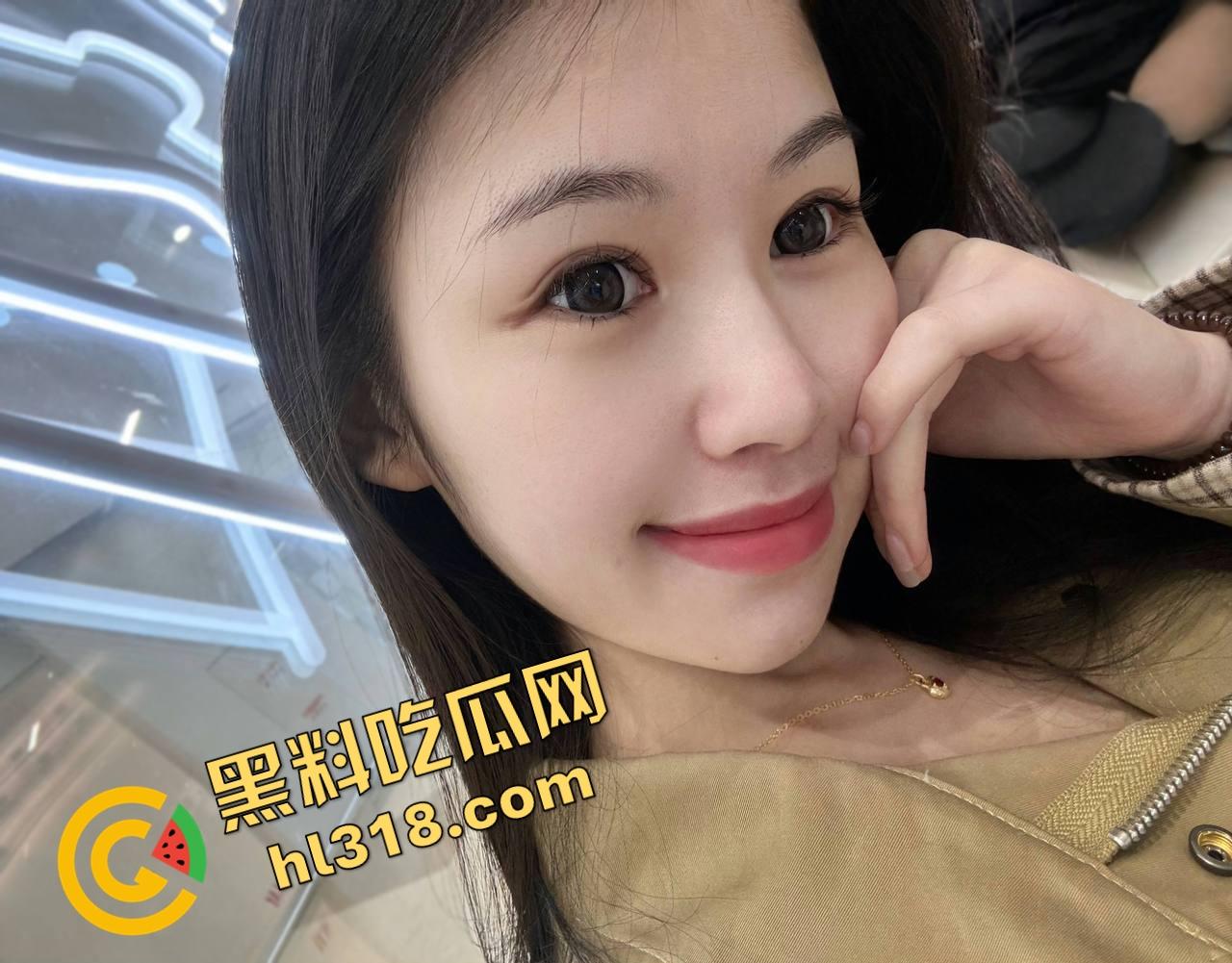 约炮美甲店少妇本想随便玩，结果喷成水龙头，直接喊兄弟组队3P，骚货嘴上说害羞下面一刻都不停！  第5张