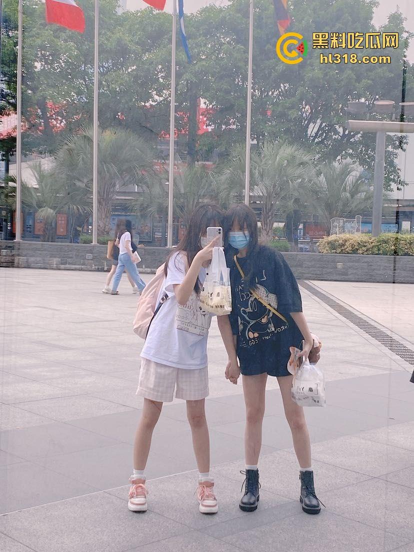 清纯可爱女高上课自慰，边跟同桌聊天边揉搓大奶，还装无事发生，确实淫穴早已泛滥成灾！  第2张