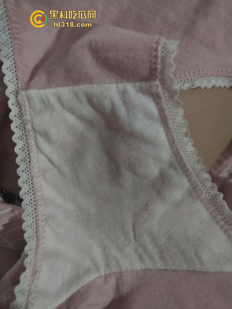 清纯可爱女高上课自慰，边跟同桌聊天边揉搓大奶，还装无事发生，确实淫穴早已泛滥成灾！  第4张