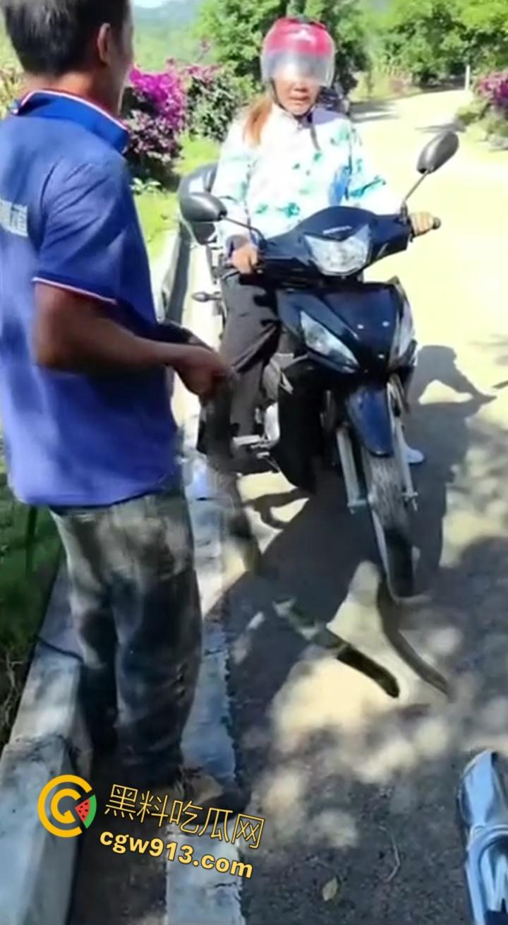 贵州男子徒手玩耍毒蛇，抽烟炫耀套脖子上到处甩，不料却是眼镜王蛇，最终被咬后两个小时死亡 !  第5张