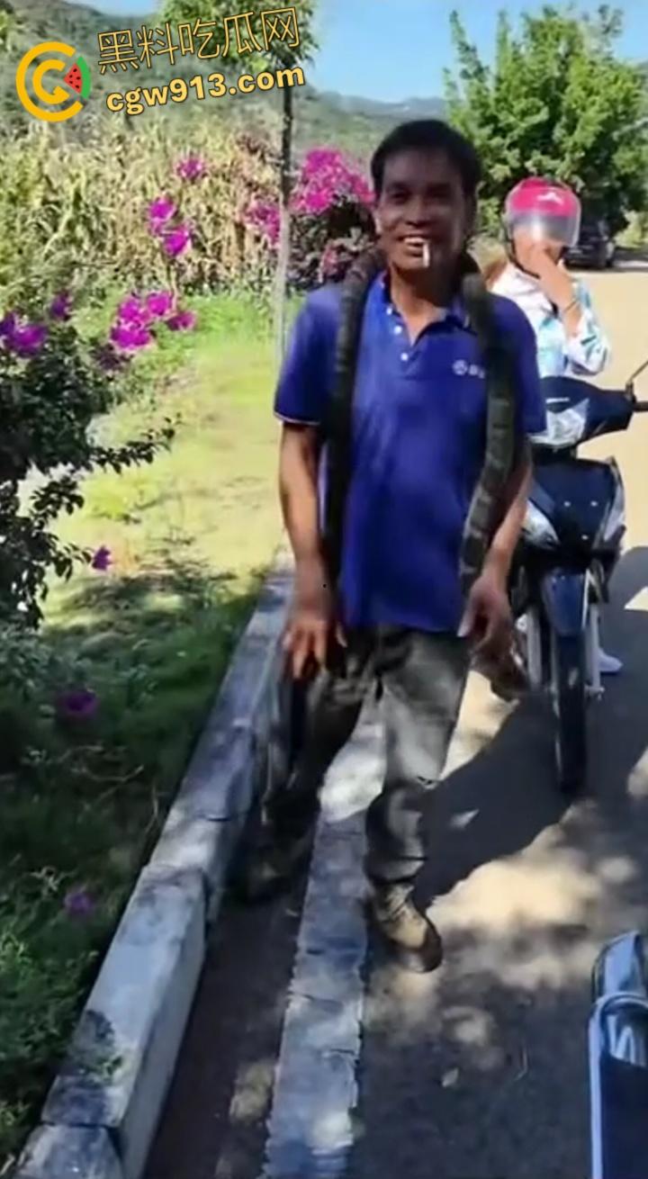 贵州男子徒手玩耍毒蛇，抽烟炫耀套脖子上到处甩，不料却是眼镜王蛇，最终被咬后两个小时死亡 !  第6张
