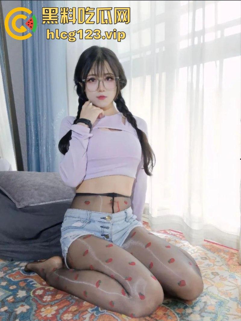 B站擦边女神【M桃花匠】丝袜高跟美腿抚摸 小穴阴毛一览无遗 连放尿自拍都安排上了！  第5张