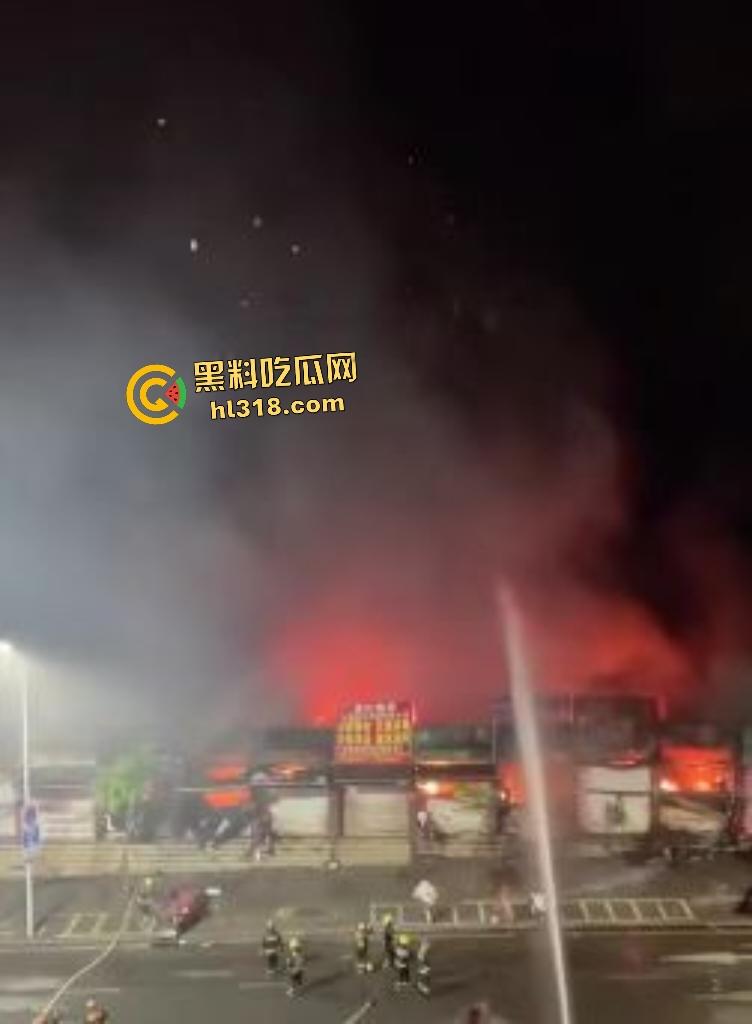 重庆石桥铺交易城凌晨大火惊魂！花卉盆栽五金狂燃一小时，消防鏖战扑灭幸无人伤亡，不然市长得下岗了！  第5张