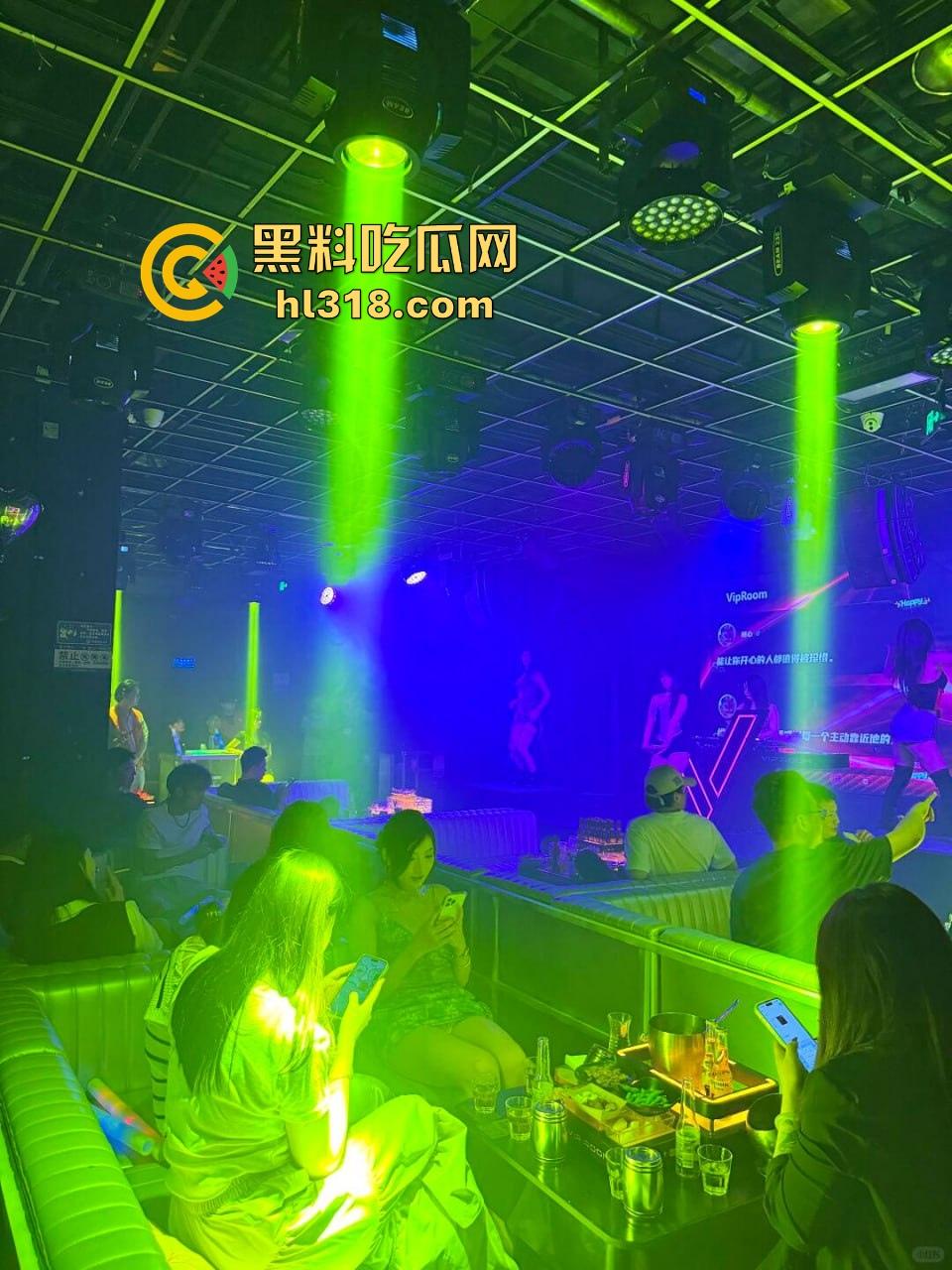 酒吧消费1万元拿下性感大奶营销，纯天然美乳微微上翘，苗条身材迎合暴操，简直是极品中的极品！  第3张