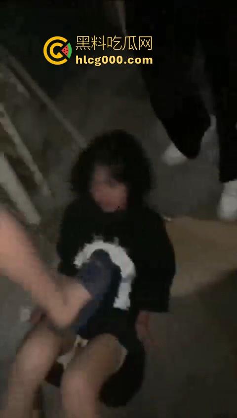 最毒还是女人心啊！看看小畜生东西干的好事，精神小妹霸凌，打完还逼人家喝烟水！  第1张