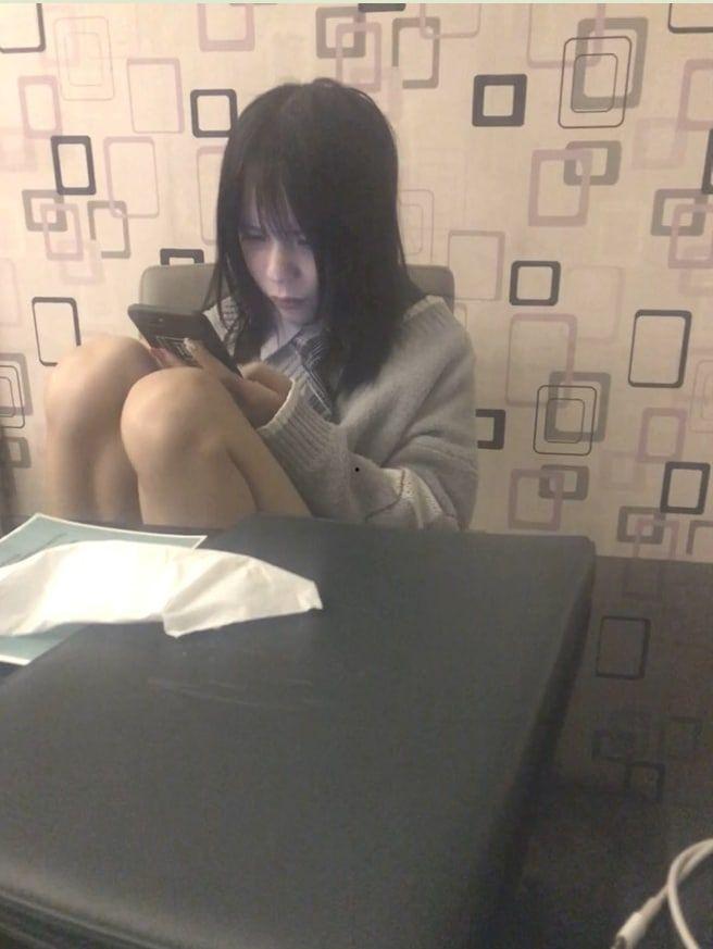 清纯美女同事被下药 丝袜蕾丝 胸上还纹朵花 死猪一样昏睡还能被草出声来  第1张