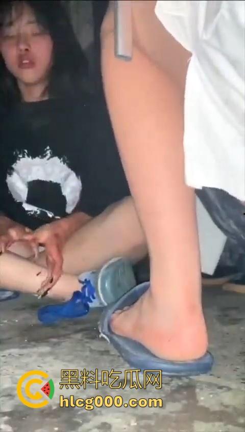 最毒还是女人心啊！看看小畜生东西干的好事，精神小妹霸凌，打完还逼人家喝烟水！  第4张