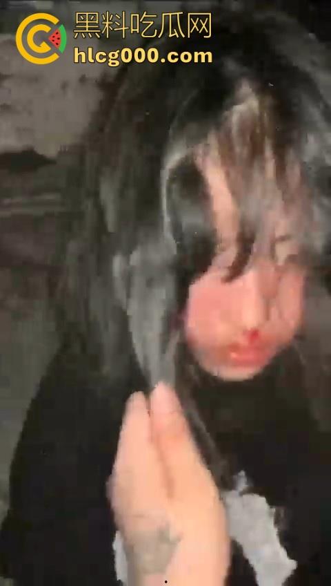 最毒还是女人心啊！看看小畜生东西干的好事，精神小妹霸凌，打完还逼人家喝烟水！  第6张