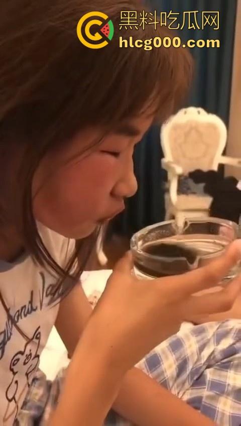 最毒还是女人心啊！看看小畜生东西干的好事，精神小妹霸凌，打完还逼人家喝烟水！  第8张