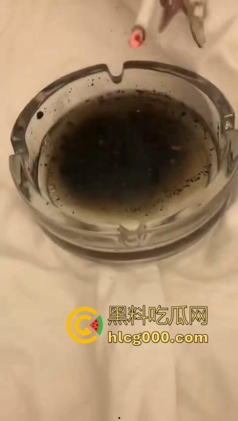 最毒还是女人心啊！看看小畜生东西干的好事，精神小妹霸凌，打完还逼人家喝烟水！  第9张
