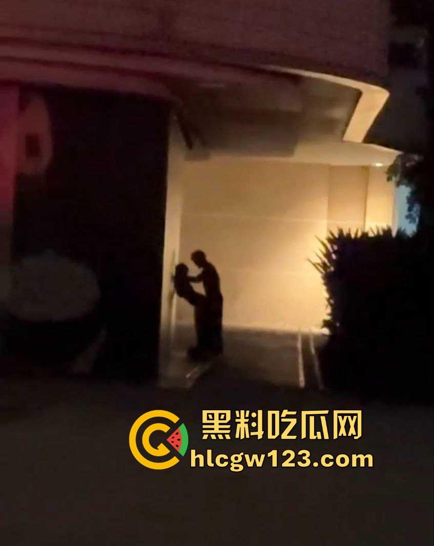 成都东郊记忆酒吧街，老外激情就干 老外就是开放 不知道干的是不是又是我们国内T0版本的小仙女！  第5张