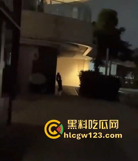 成都东郊记忆酒吧街，老外激情就干 老外就是开放 不知道干的是不是又是我们国内T0版本的小仙女！  第7张