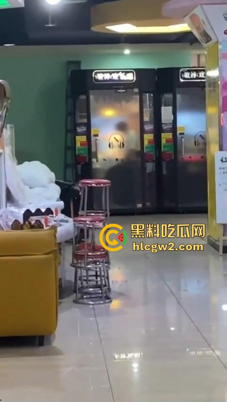 郑州万达K歌房变啪啪房！小情侣激情开战，小男友2分钟交卷，快枪手无疑！  第1张