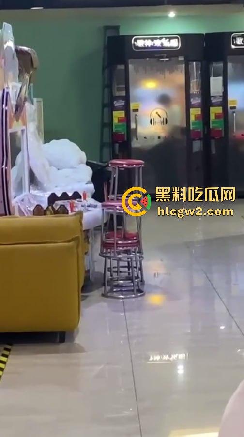 郑州万达K歌房变啪啪房！小情侣激情开战，小男友2分钟交卷，快枪手无疑！  第2张