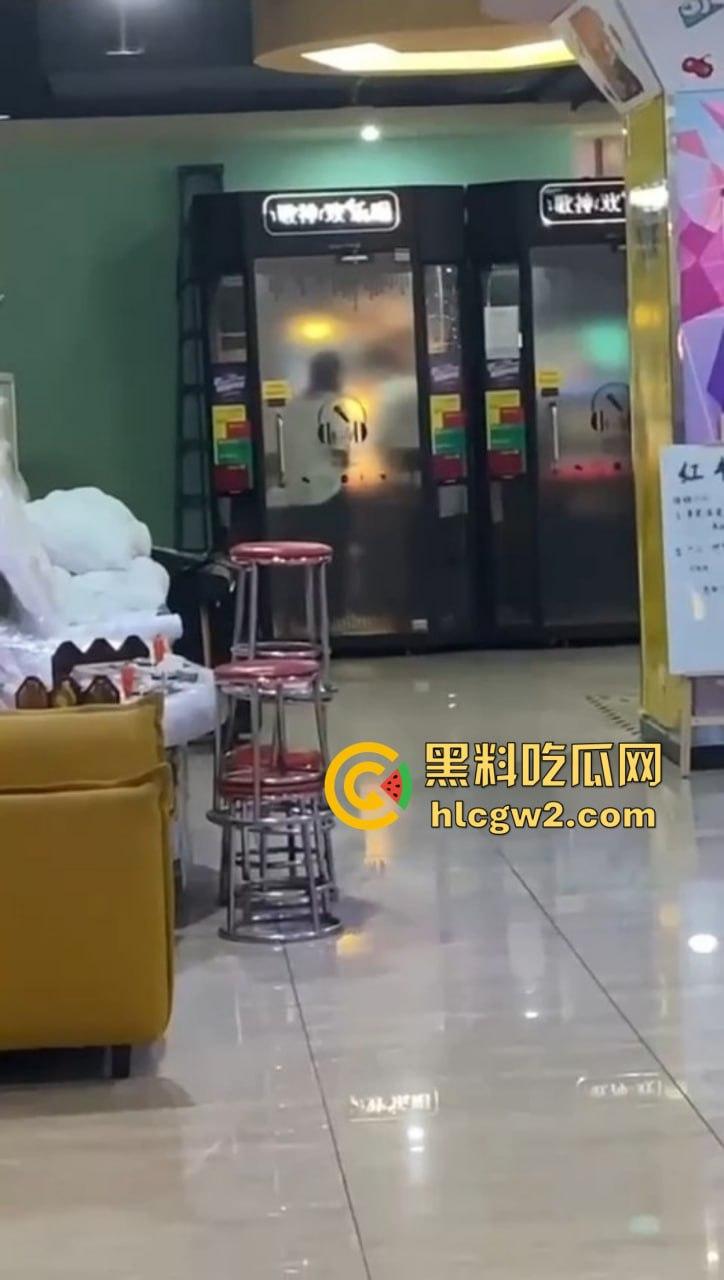 郑州万达K歌房变啪啪房！小情侣激情开战，小男友2分钟交卷，快枪手无疑！  第4张