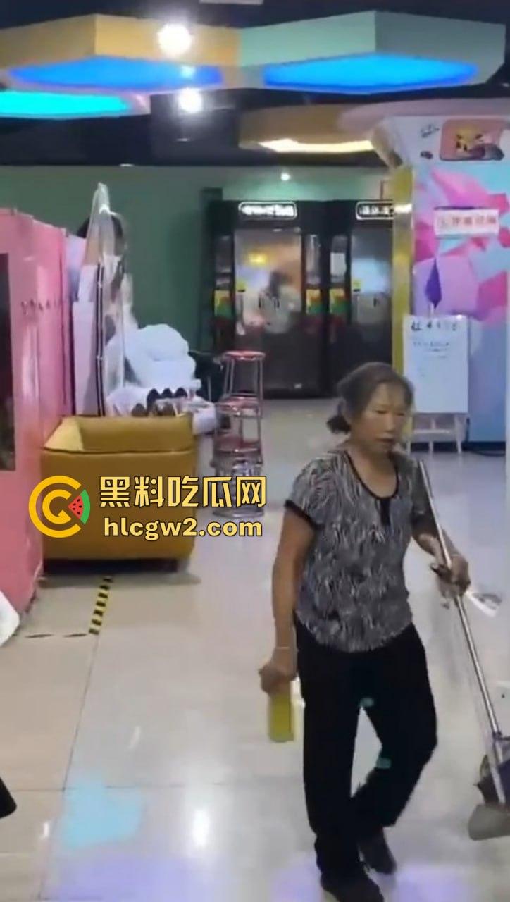 郑州万达K歌房变啪啪房！小情侣激情开战，小男友2分钟交卷，快枪手无疑！  第7张