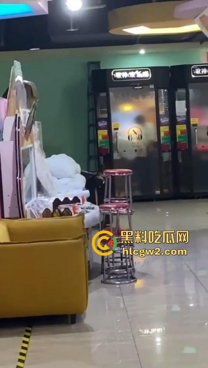 郑州万达K歌房变啪啪房！小情侣激情开战，小男友2分钟交卷，快枪手无疑！  第9张