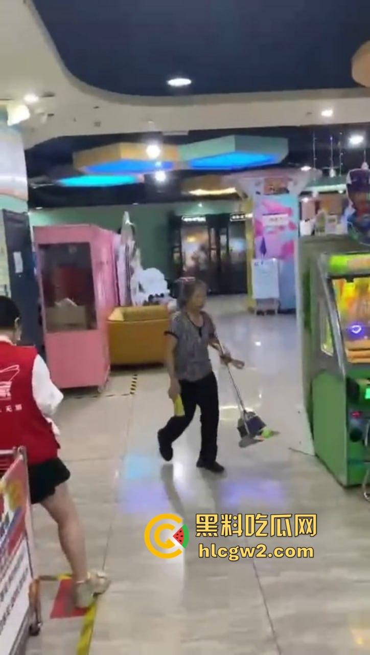 郑州万达K歌房变啪啪房！小情侣激情开战，小男友2分钟交卷，快枪手无疑！  第11张