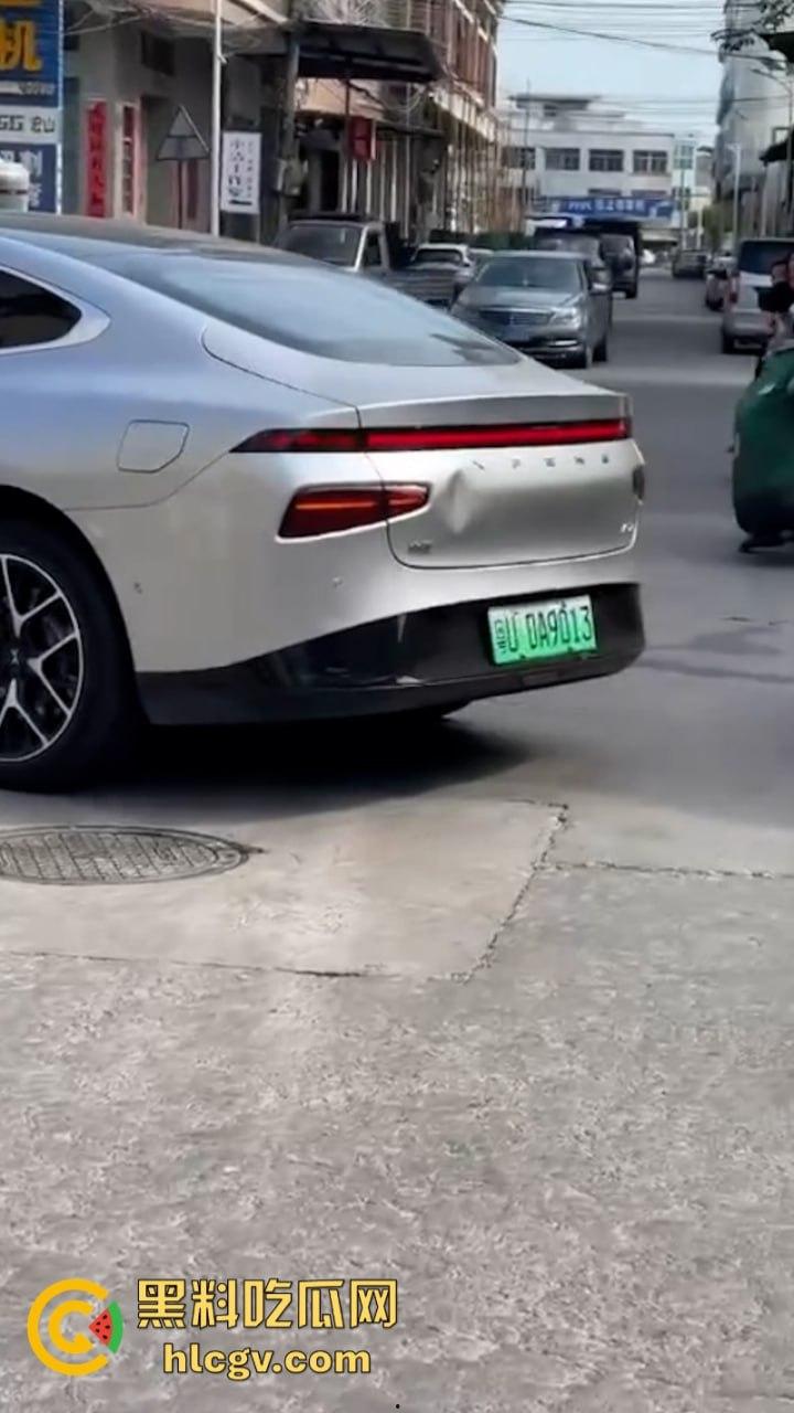 潮州电动小鹏撞上百万奥迪 竟把奥迪撞翻两周 这把小鹏赢了  第1张