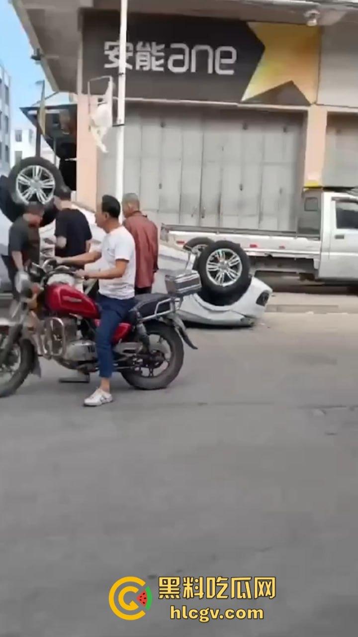 潮州电动小鹏撞上百万奥迪 竟把奥迪撞翻两周 这把小鹏赢了  第2张