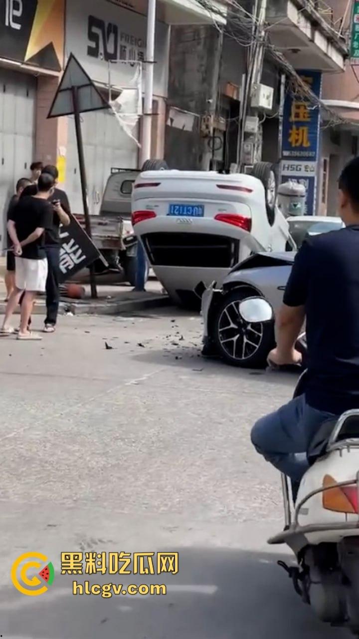 潮州电动小鹏撞上百万奥迪 竟把奥迪撞翻两周 这把小鹏赢了  第3张