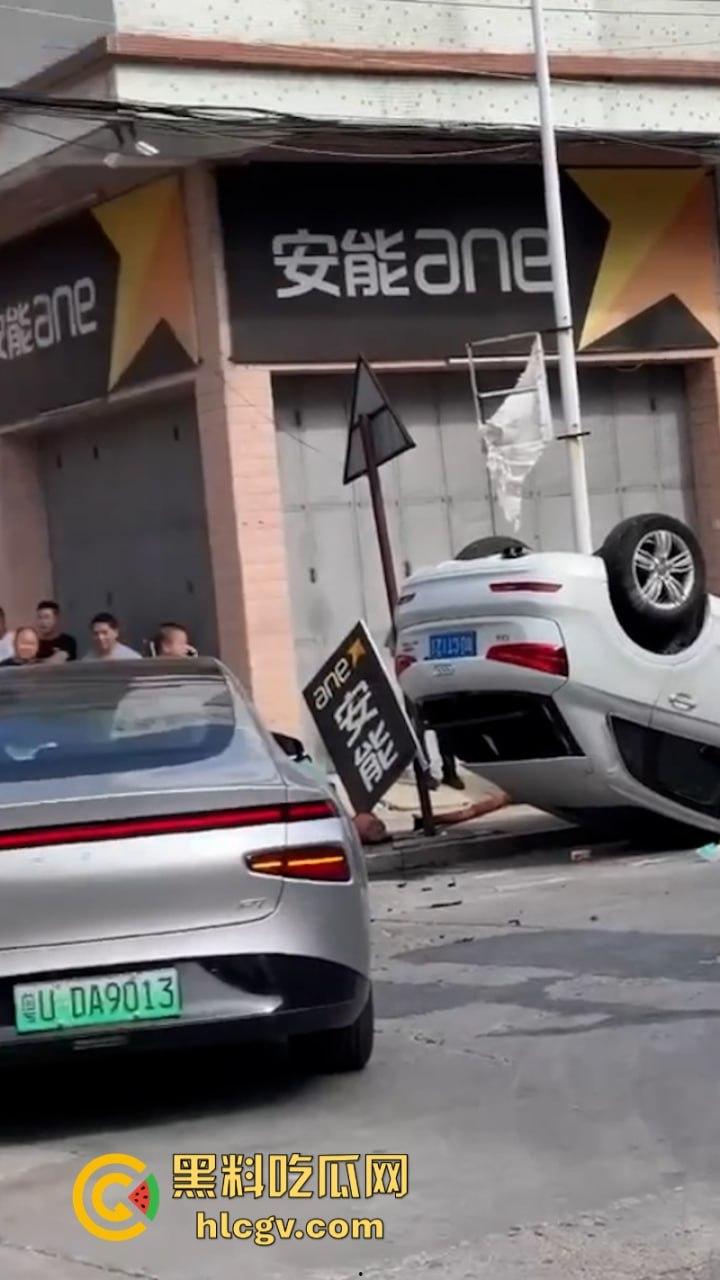 潮州电动小鹏撞上百万奥迪 竟把奥迪撞翻两周 这把小鹏赢了  第4张