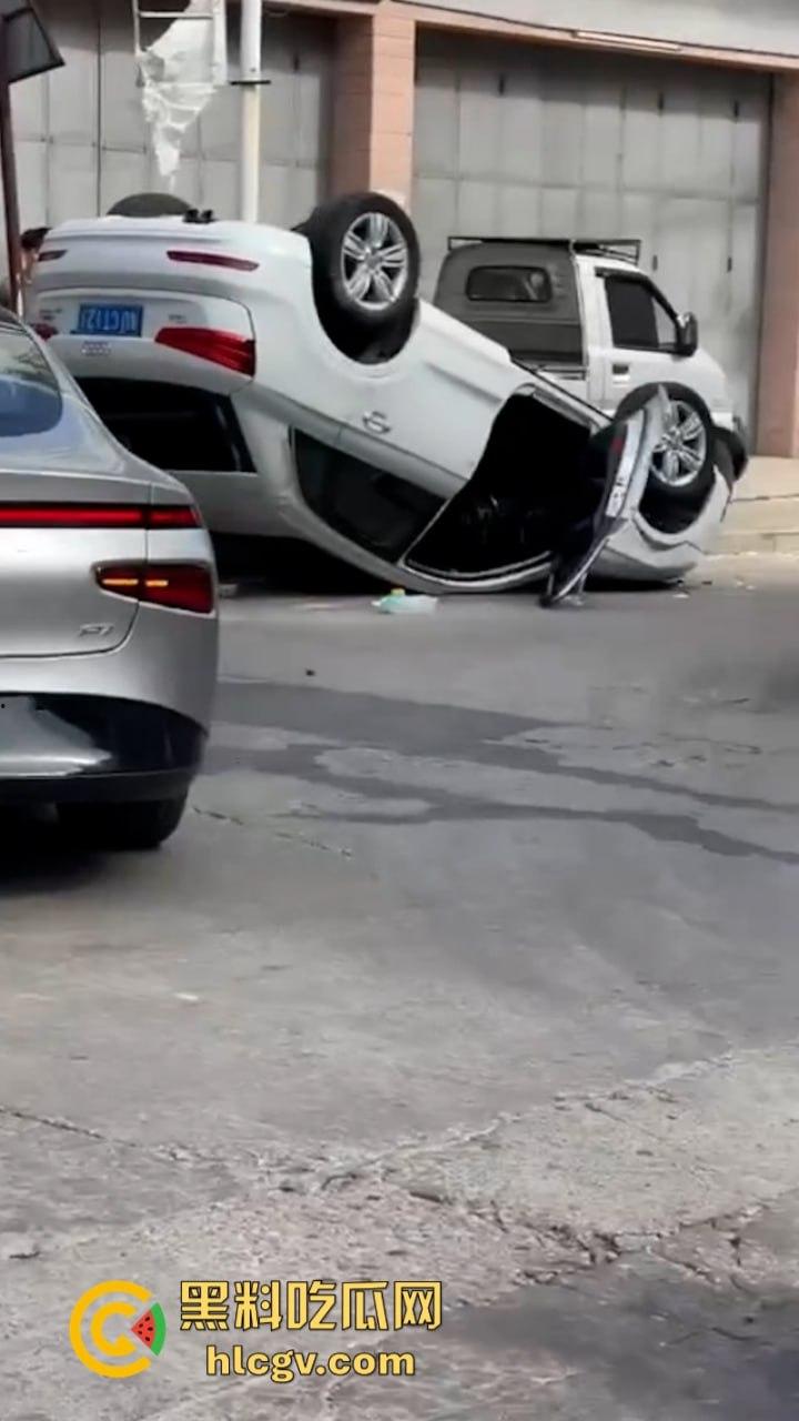 潮州电动小鹏撞上百万奥迪 竟把奥迪撞翻两周 这把小鹏赢了  第5张