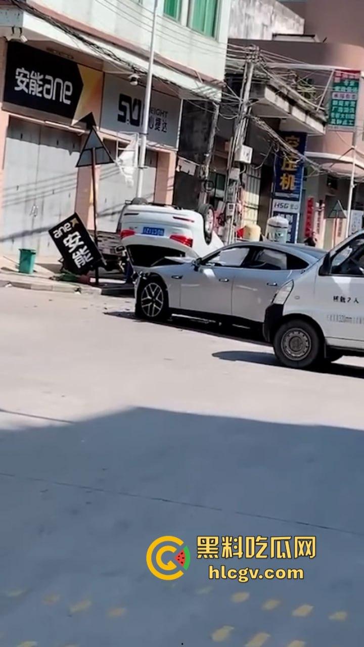 潮州电动小鹏撞上百万奥迪 竟把奥迪撞翻两周 这把小鹏赢了  第6张