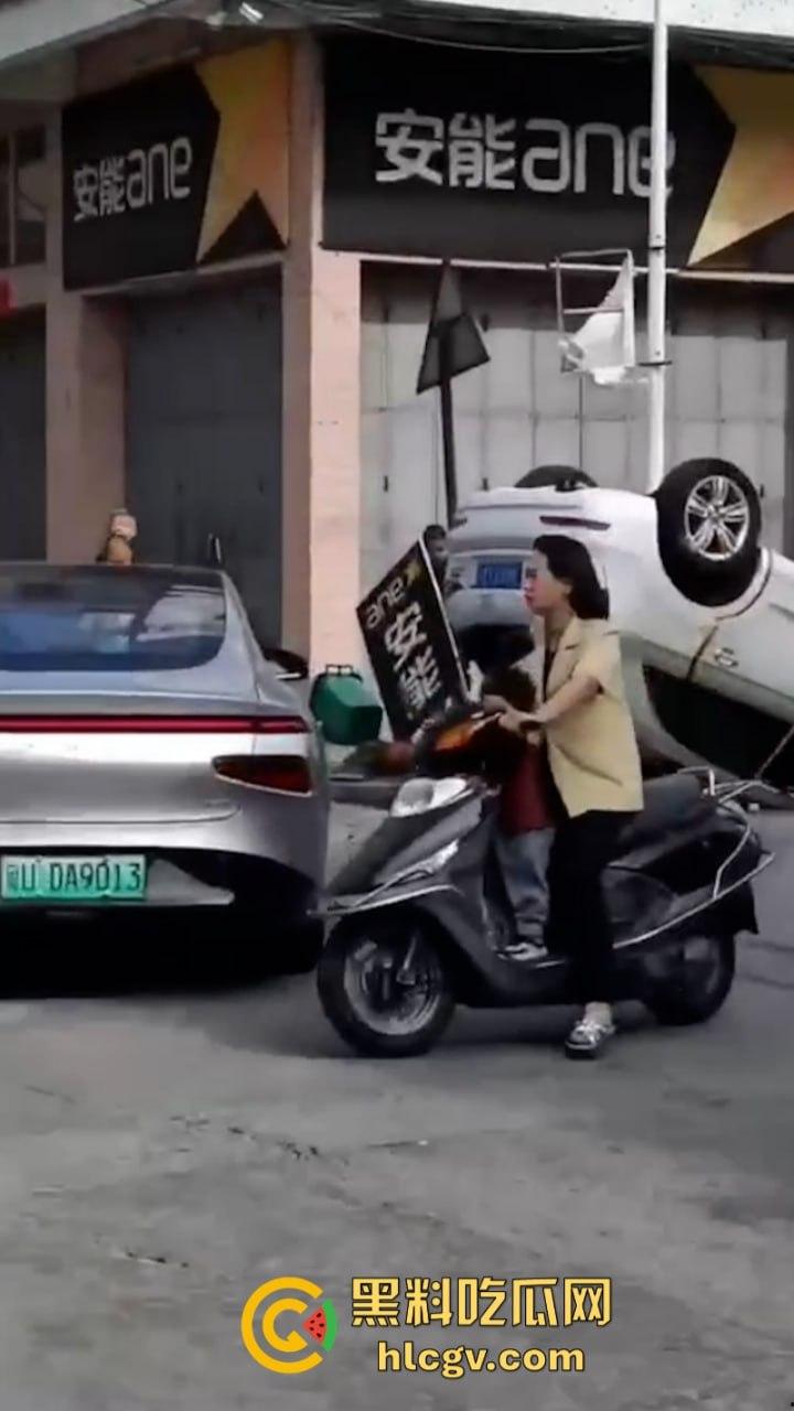 潮州电动小鹏撞上百万奥迪 竟把奥迪撞翻两周 这把小鹏赢了  第7张