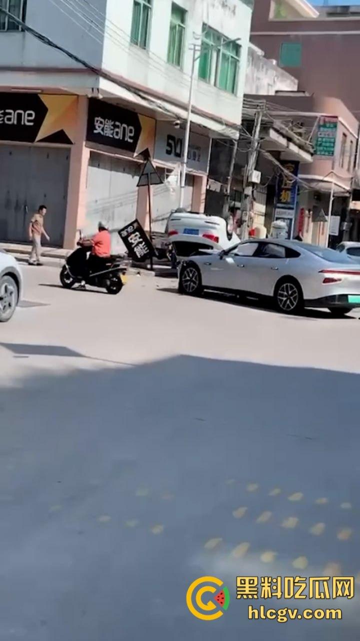 潮州电动小鹏撞上百万奥迪 竟把奥迪撞翻两周 这把小鹏赢了  第8张