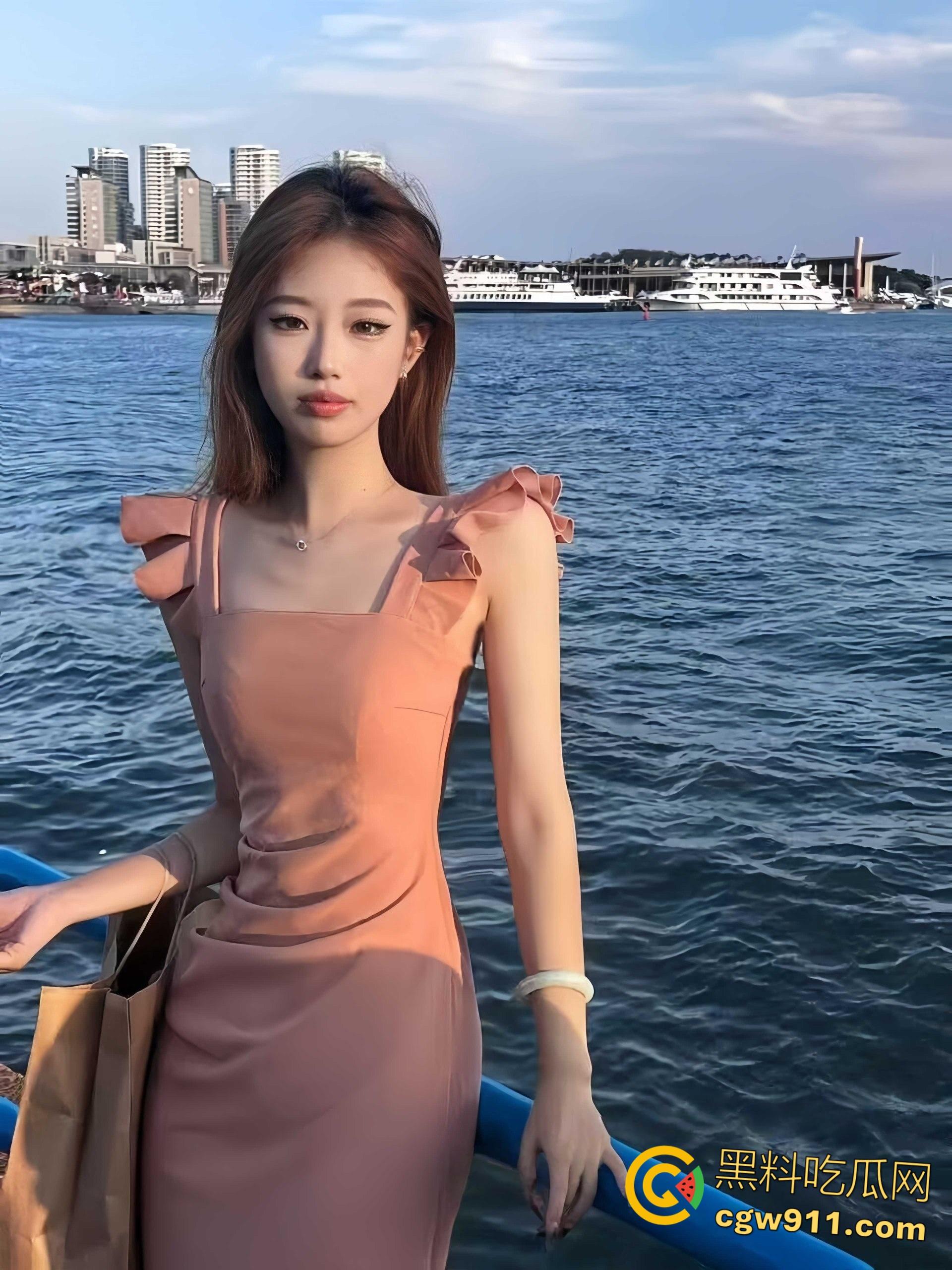 山东青岛城阳区【李萱婷】，与炮友在家疯狂做爱，小穴湿润饥渴，性感红色情趣诱惑，没忍住被炮友无套内射 ！  第1张