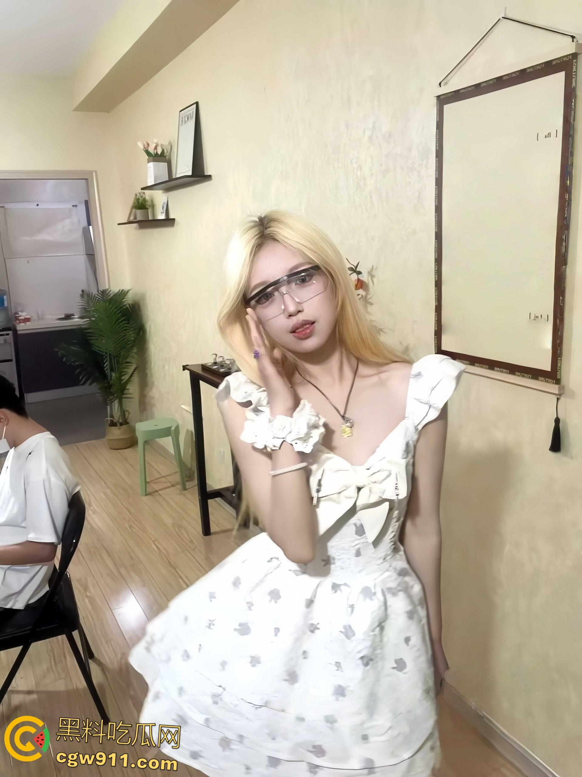 山东青岛城阳区【李萱婷】，与炮友在家疯狂做爱，小穴湿润饥渴，性感红色情趣诱惑，没忍住被炮友无套内射 ！  第2张