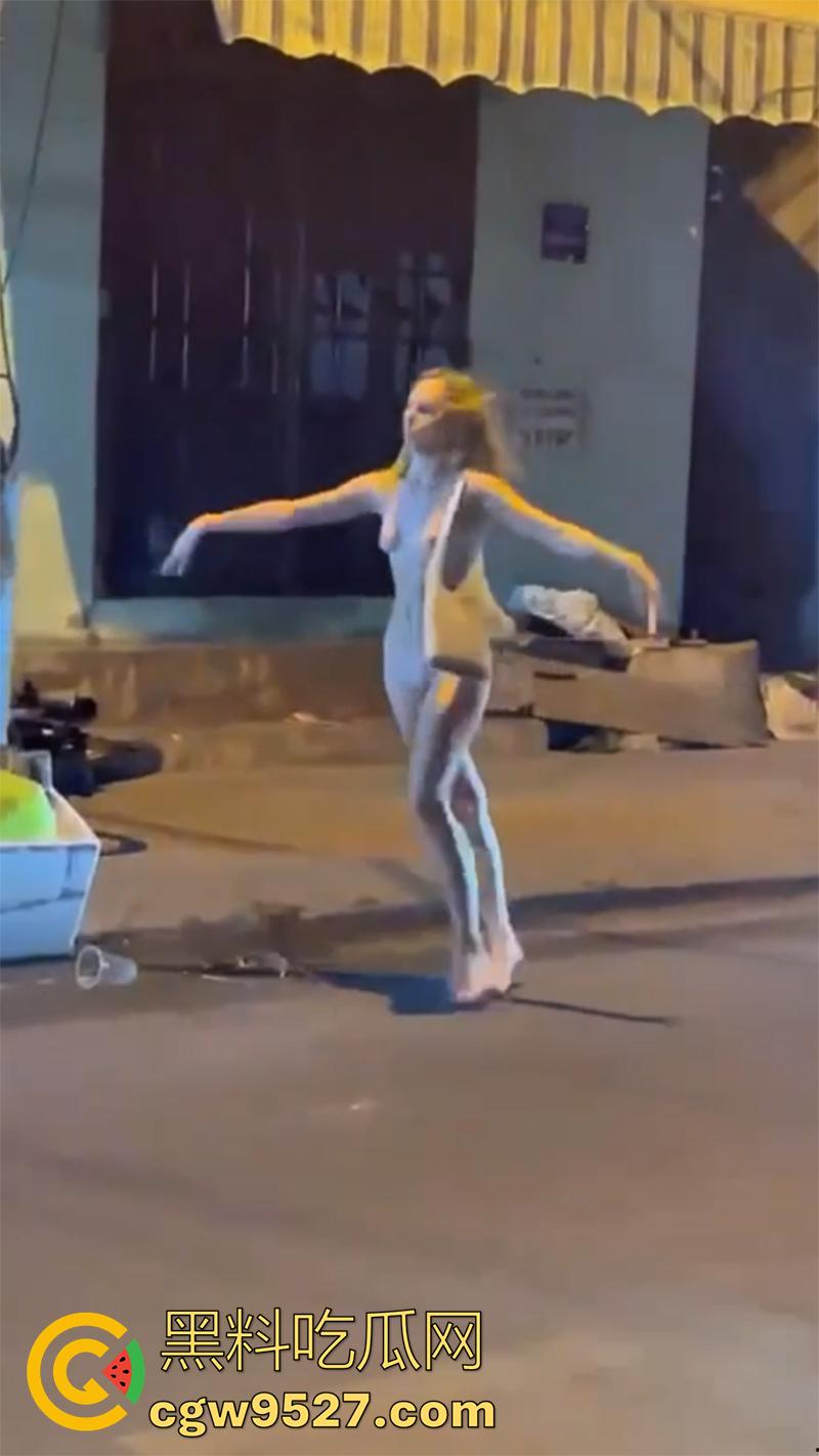 长腿金发洋妞当街赤裸，越南庆和省芽庄市，一洋妞赤身裸体背包逛街，这难道是主人的任务么？  第1张