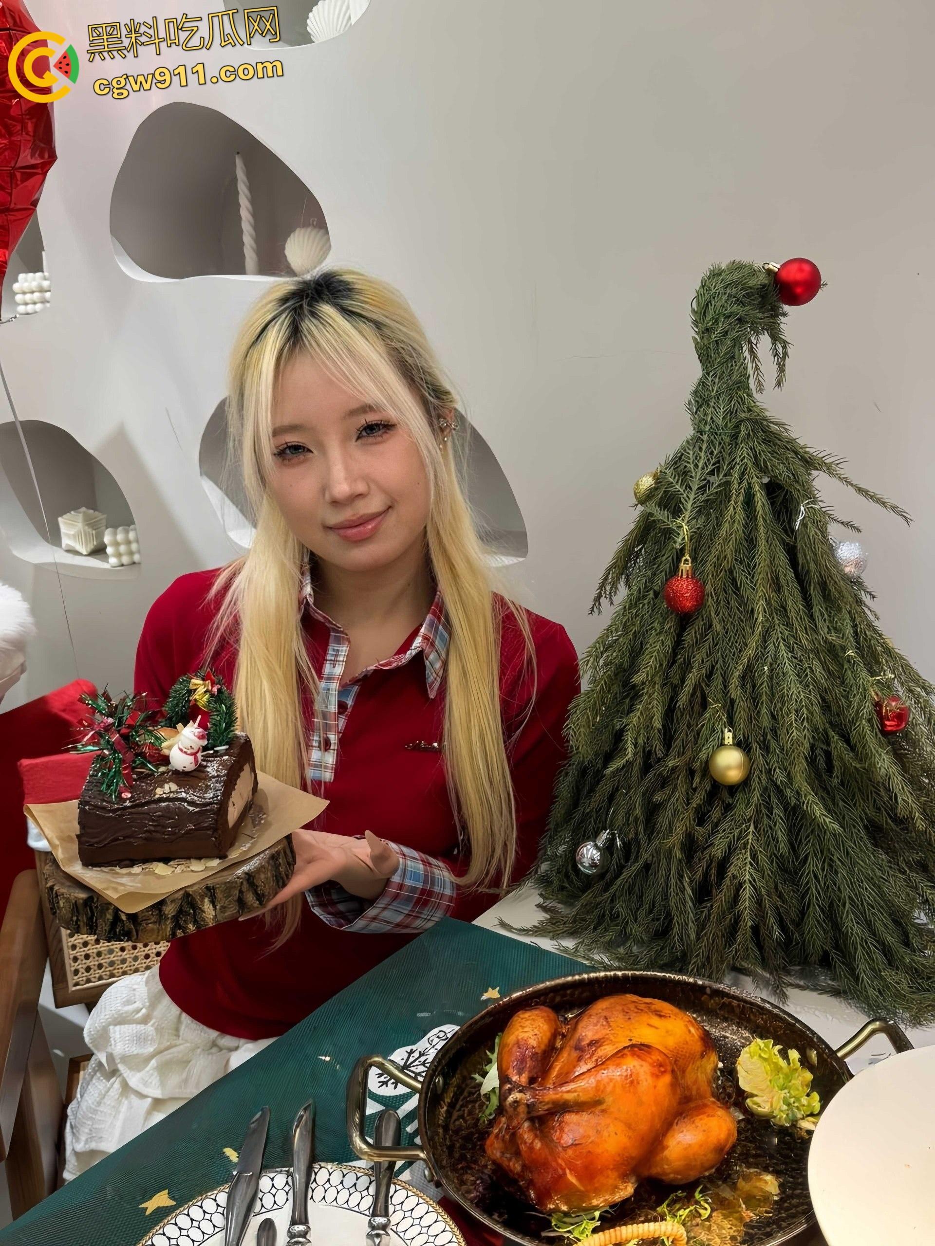 山东青岛城阳区【李萱婷】，与炮友在家疯狂做爱，小穴湿润饥渴，性感红色情趣诱惑，没忍住被炮友无套内射 ！  第3张