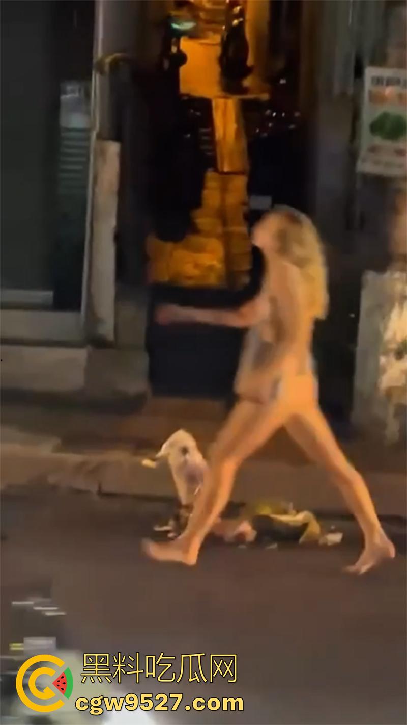 长腿金发洋妞当街赤裸，越南庆和省芽庄市，一洋妞赤身裸体背包逛街，这难道是主人的任务么？  第2张