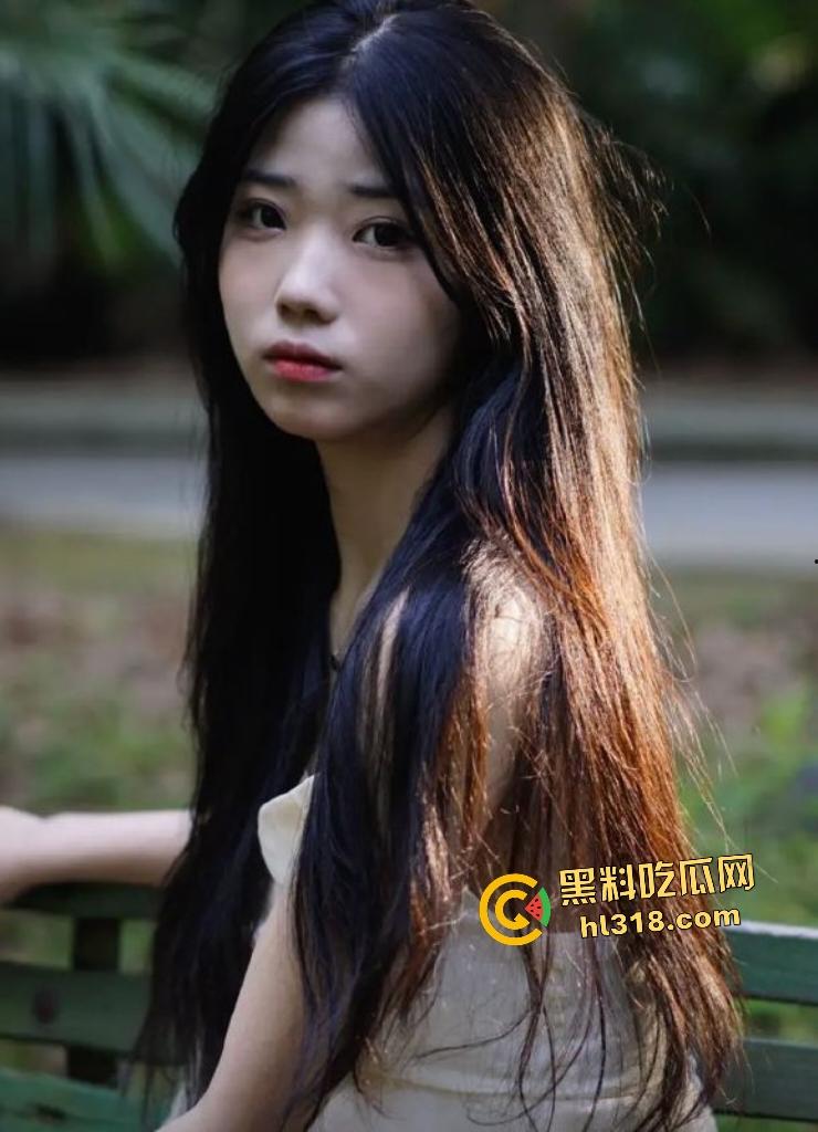 青岛长发文学硕士美女下海！揉胸掰穴挑逗金主，温柔呻吟被操到高潮，宛如坠入欲海的仙子！  第1张