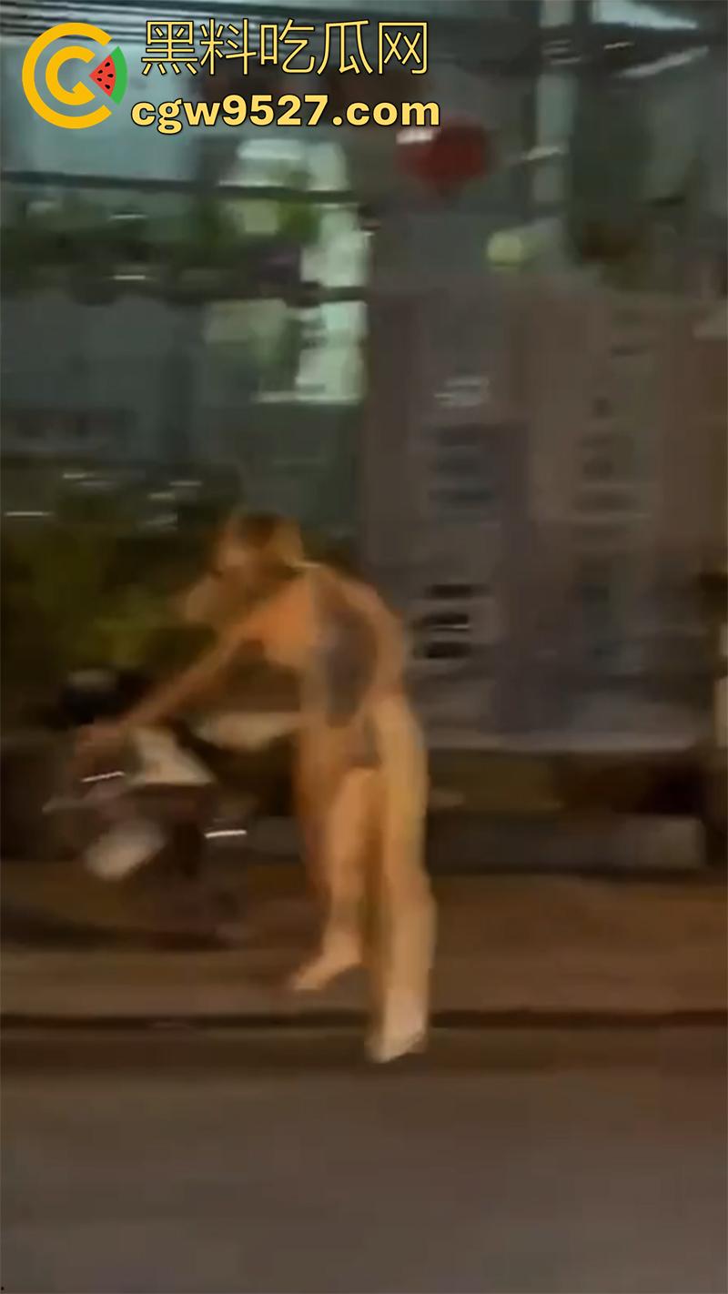 长腿金发洋妞当街赤裸，越南庆和省芽庄市，一洋妞赤身裸体背包逛街，这难道是主人的任务么？  第4张