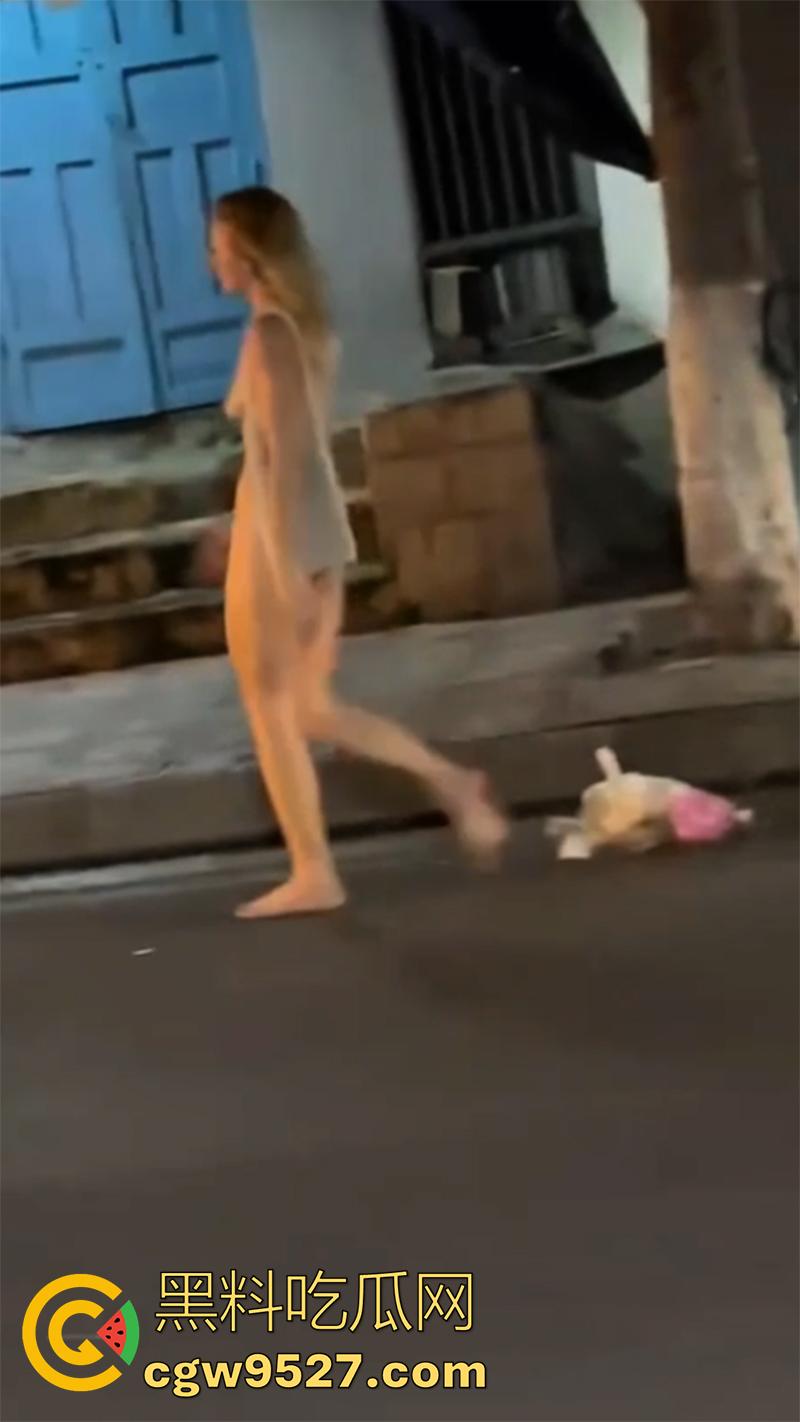 长腿金发洋妞当街赤裸，越南庆和省芽庄市，一洋妞赤身裸体背包逛街，这难道是主人的任务么？  第7张