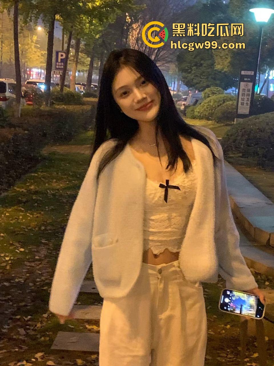 情人节酒店舔逼夜大战！土豪光头佬约炮反差母狗女学生【朱茴】不停挥舌舔逼糟蹋中出嫩妹！性爱泄密独家流出  第3张