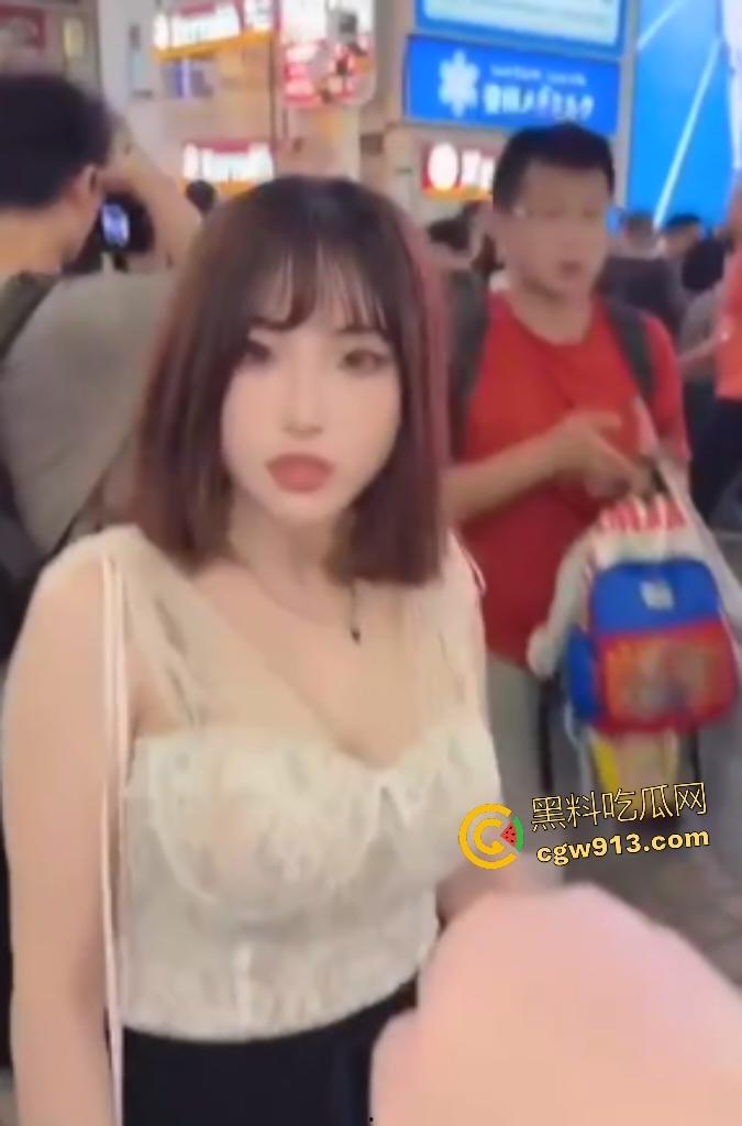 街头击拳测试，路人送丝袜避孕套，骚妹收下直奔酒店后入，肥臀完美炮架，随机撩妹神招下次再继续！  第2张