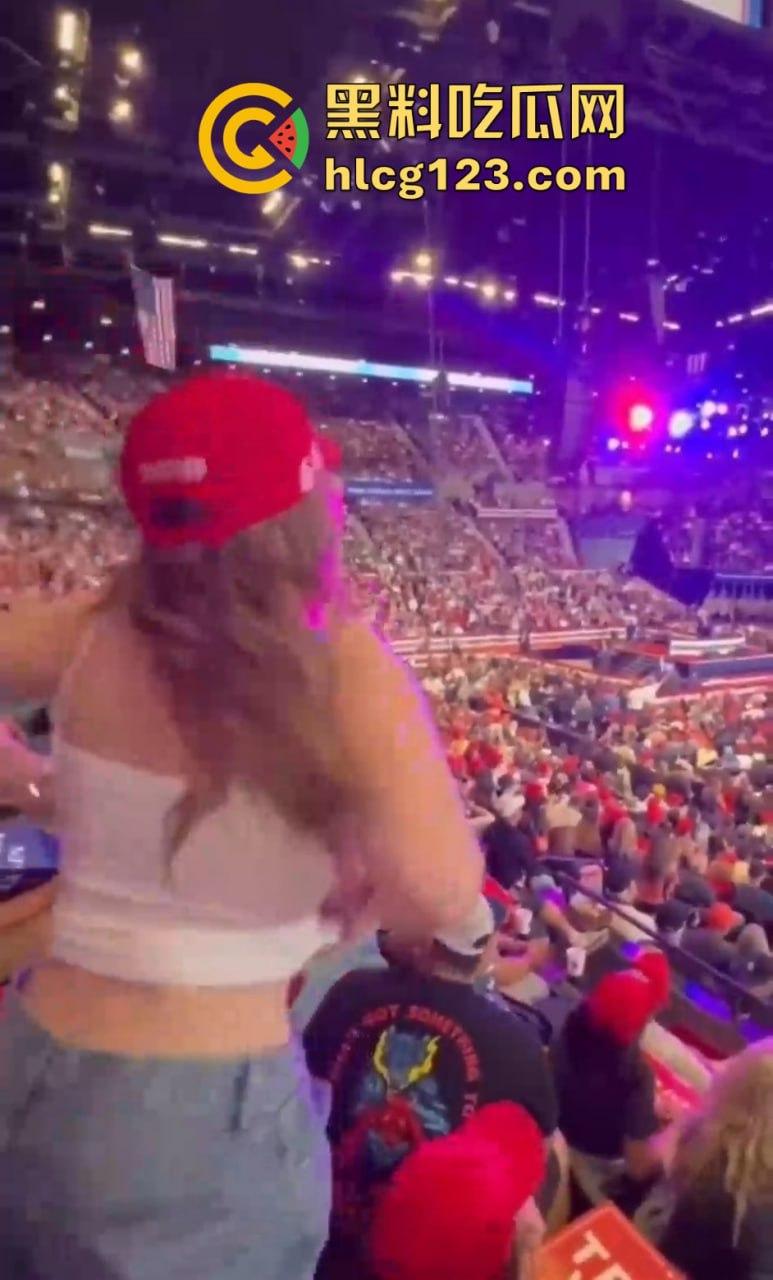 特朗普竞选大会变脱衣秀！金发洋妞热舞露大奶，场面火辣震惊全场！  第6张