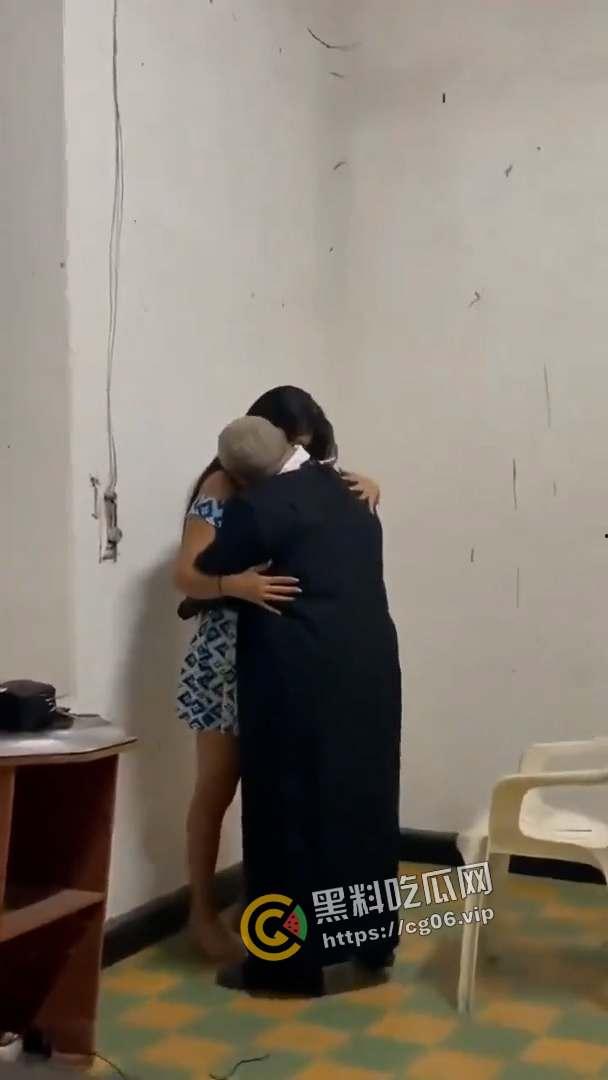 神父不得不说的秘密！神父叫鸡 还使劲闻鸡的内裤和袜子 拉进忏悔室里猛干 被偷拍流出  第4张