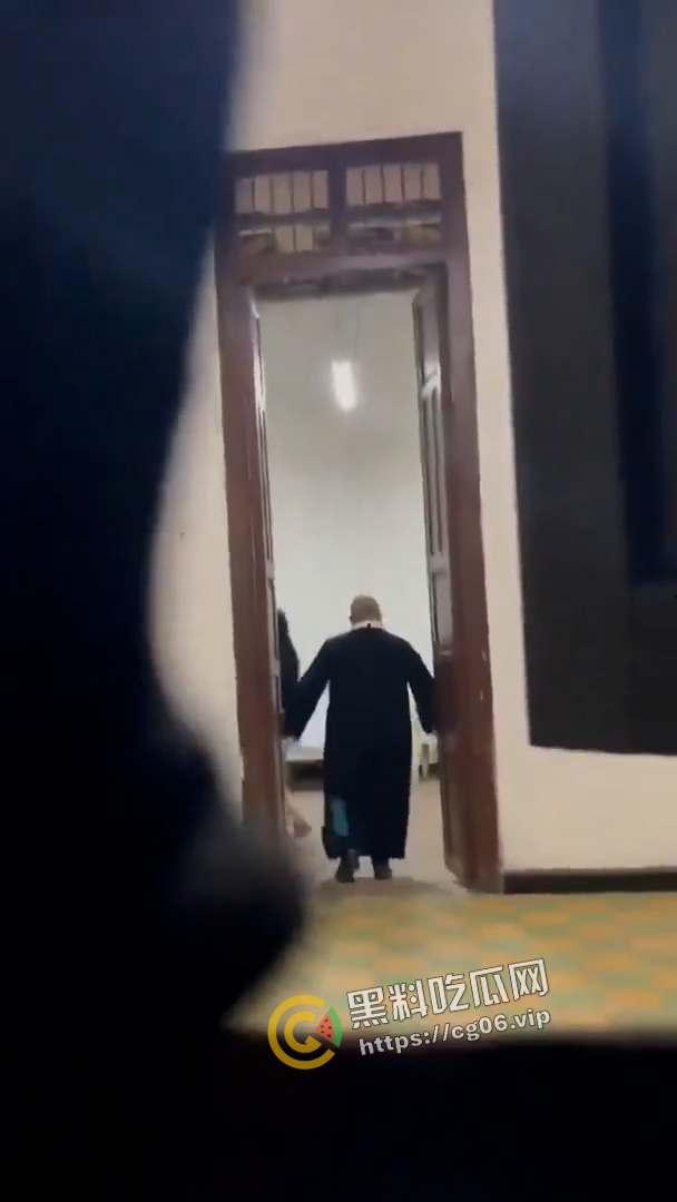 神父不得不说的秘密！神父叫鸡 还使劲闻鸡的内裤和袜子 拉进忏悔室里猛干 被偷拍流出  第5张