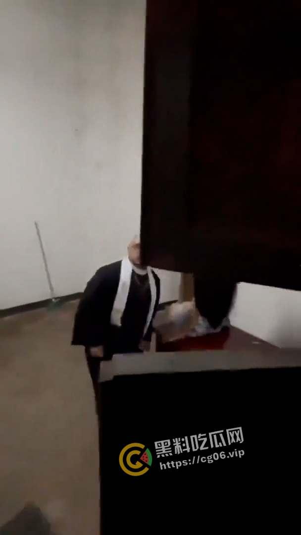 神父不得不说的秘密！神父叫鸡 还使劲闻鸡的内裤和袜子 拉进忏悔室里猛干 被偷拍流出  第6张