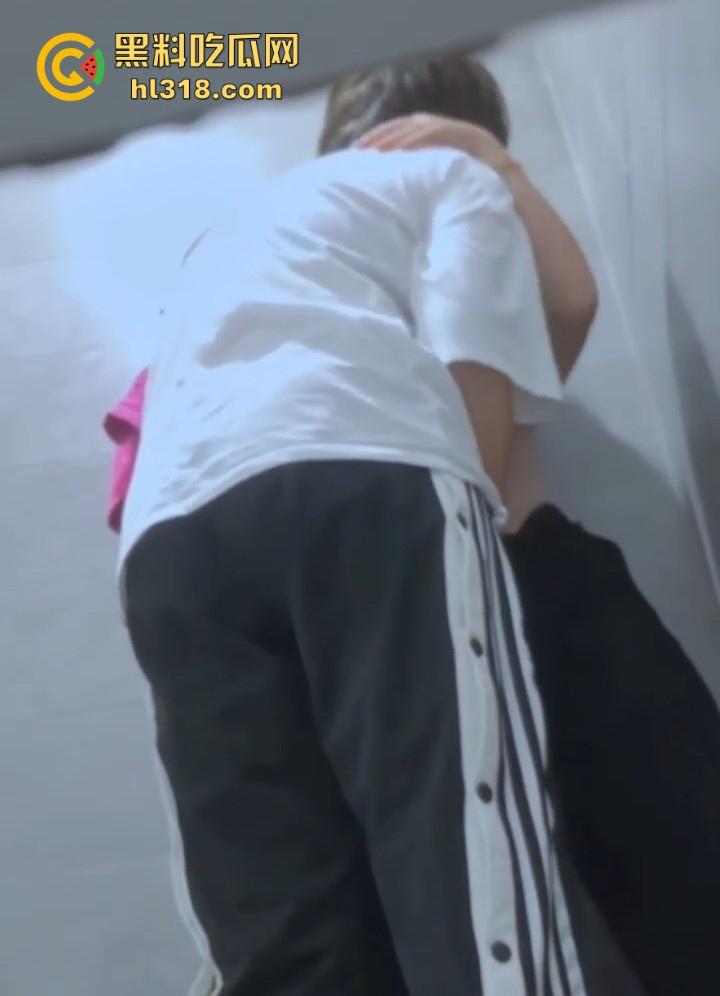 大学校园厕所偷拍，偶遇拉拉厕所扣穴偷情，没鸡巴假装硬顶，真想上去帮她插一下，真是暴殄天物！  第6张